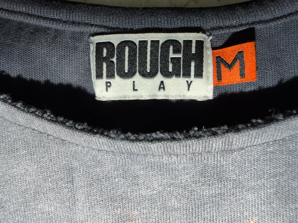 DRIPPING IN VINTY ROUGH PLAY graphic t-shirt featuring a grey fabric with raw-edge neckline and size M label